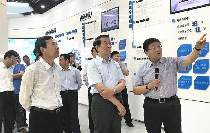 江苏发展大会驻马店籍嘉宾莅临IM体育药业参观调查